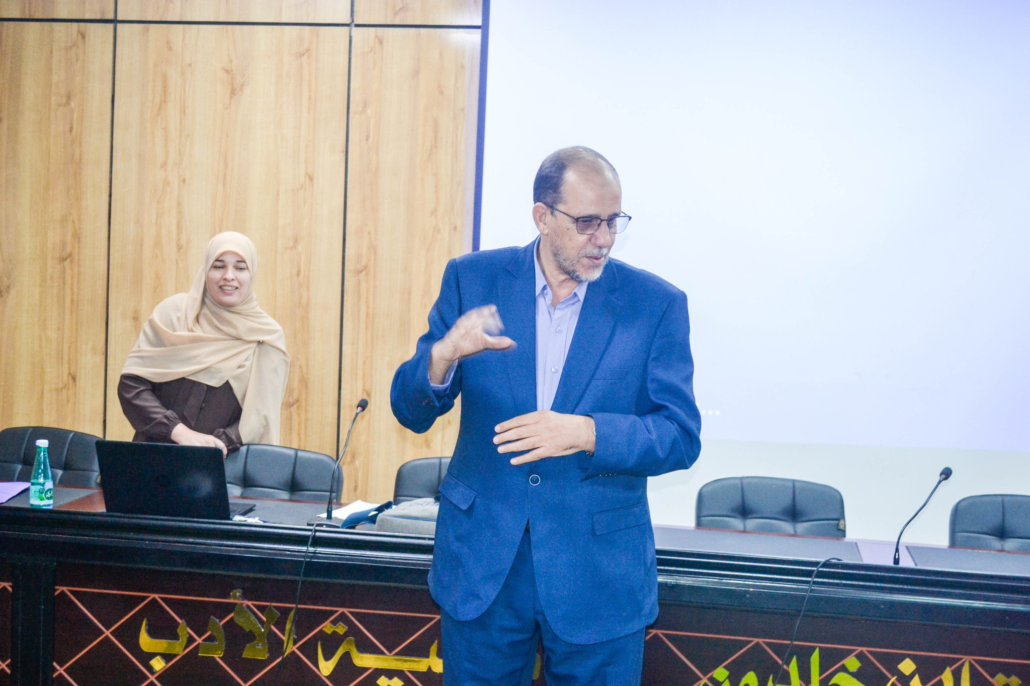 قسم اللغة الإنجليزية ينظّم يومًا تكوينيًا لطلبة الدكتوراه (تكوين حضوري)